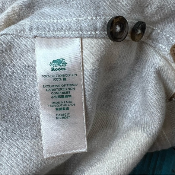 ROOTS Plaid Flannel Cream & Grey Button-Up Shirt Size Medium - Picture 9 of 12